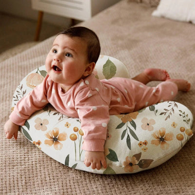Bebe sur coussin allaitement Douplu