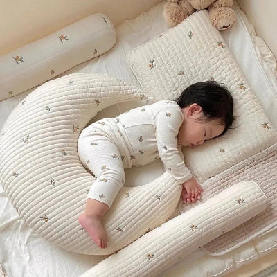 Coussin allaitement pres bebe dormant sur taieoreller
