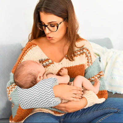 Coussin dallaitement Miemo sur le bras de Maman berceant bebe