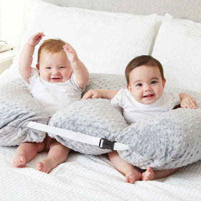 Des jumeaux assis dans un coussin dallaitement Brefi
