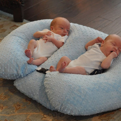 Des jumeaux dormant dans un coussin dallaitement Brefi