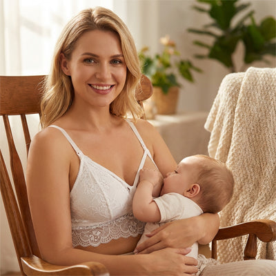 Maman porte son soutien gorge d allaitement Detenbra blanc et sourit bébé tète