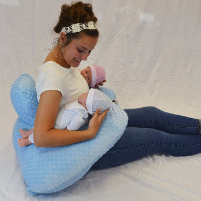 Maman allaitant des jumeaux sur coussin dallaitemt Brefi