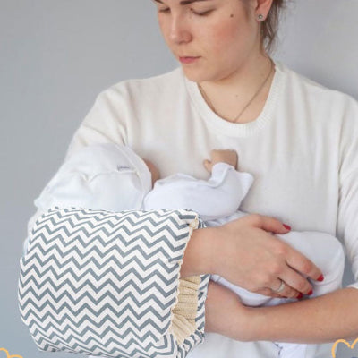 Maman coussin dallaitement Miemo sur le bras avec bebe