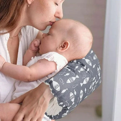 Maman donnant baiser sur le front de bebe coussin dallaitement Miemo sur le bras