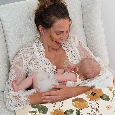 Maman donnant tete bebe sur coussin alimentation Douplu