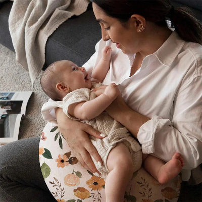 Maman jouant bebe sur coussin allaitement Douplu