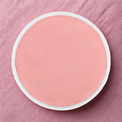 Un des coussinets d'allaitement lavables Perlous rose