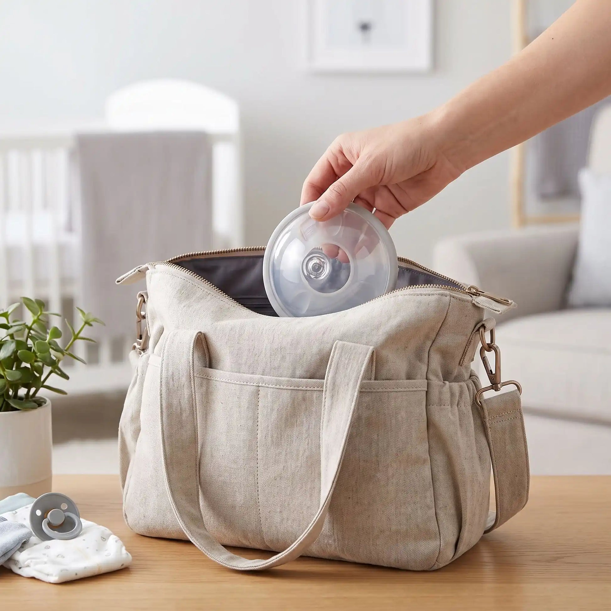 Une maman met sa coquille allaitement Fitmaco dans son sac
