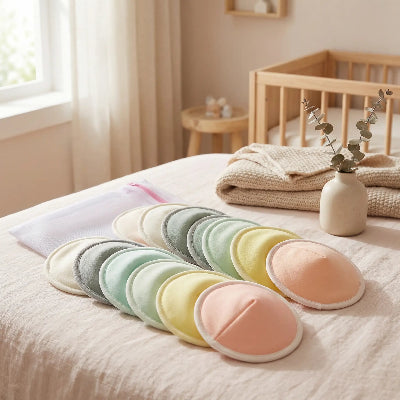 coussinet d'allaitement lavable Nuacous et le sac de lavage posés