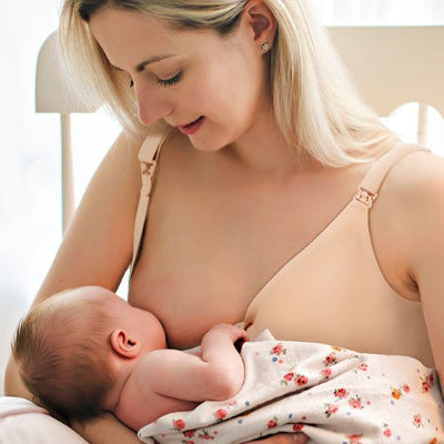 Maman allaitant avec soutien gorge allaitement armabra beige souriante