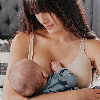 Maman allaitant portant soutien gorge allaitement armabra beige