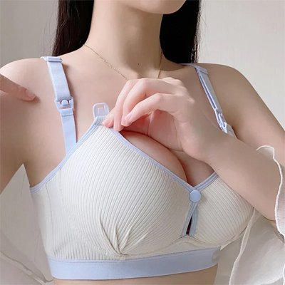 Maman porte son soutien gorge d allaitement clipbra bleu clair