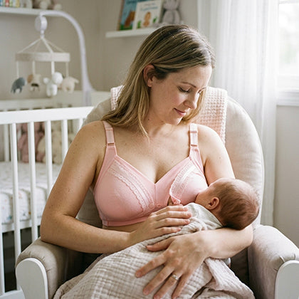 Maman souriante porte son soutien gorge d'allaitement Doucebra bébé tète